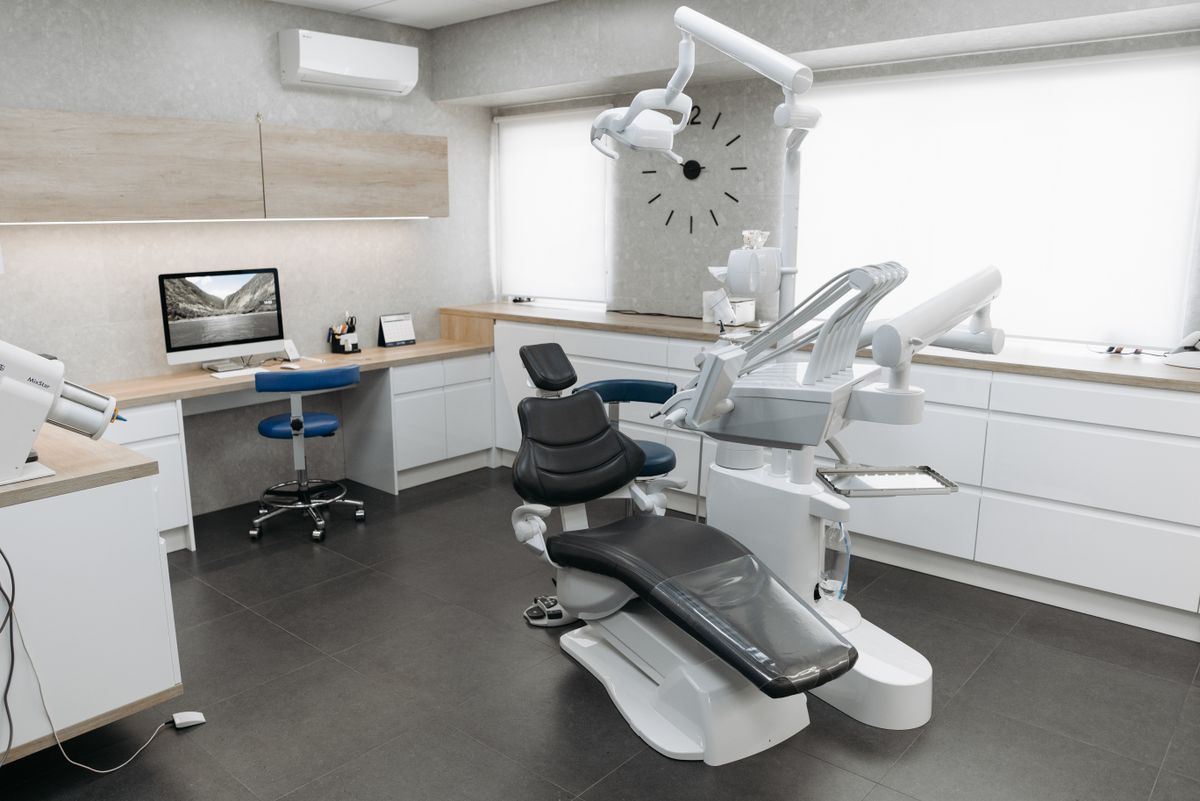 Lựa chọn vật liệu sàn gỗ kính gạch phòng khám nha khoa