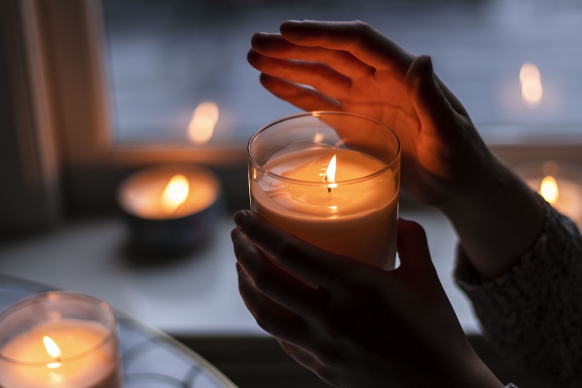 Ánh sáng gián tiếp ấm áp trong phòng trị liệu spa